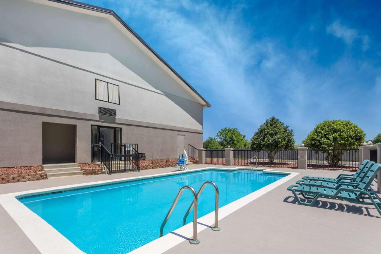 Super 8 By Wyndham Montgomery I-65 Zewnętrze zdjęcie